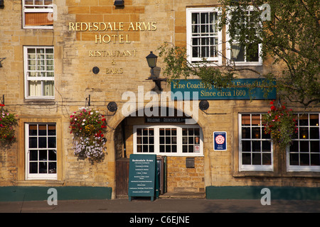 Redesdale Arms Hotel ristorante & bar 17 ° secolo locanda di coaching ad High Street, Moreton a Marsh nel Cotswolds, Gloucestershire, Regno Unito nel mese di luglio Foto Stock