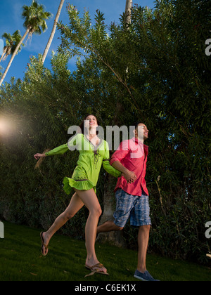 Stati Uniti d'America, Arizona, Scottsdale, giovane coppia sorridente in esecuzione Foto Stock