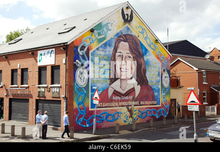 Bobby Sands murale sul lato del Sinn Féin ufficio in Falls Road, Belfast Foto Stock