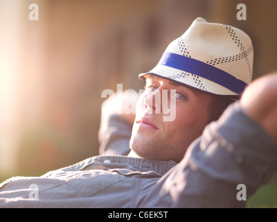 Stati Uniti d'America, Arizona, Scottsdale, giovane uomo appoggiato Foto Stock