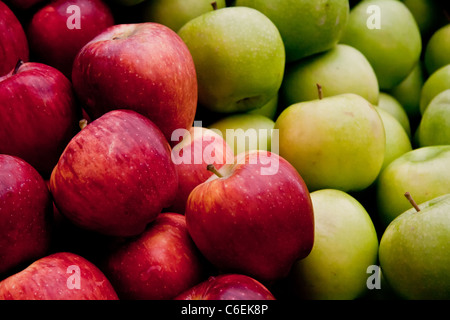 Cumulo di fresche e mature e rosse mele verdi in un mercato di strada di Istanbul, Turchia. Carsamba Fatih Pazari (Bazaar) Foto Stock