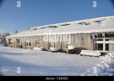 La vita del villaggio dopo la tempesta di neve, Ballater, Royal Deeside, Scozia. Foto Stock