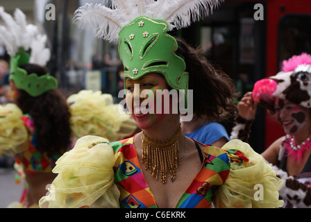 Gli artisti interpreti o esecutori prendere parte al carnevale di Notting Hill, in Europa la più grande festival. Foto Stock