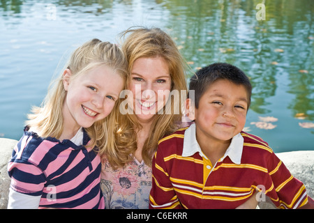 California multiculturale culturale multi interracial adozione Ritratto di MOM con la figlia e la sua adozione ispanica foster figlio. Signor Myrleen Pearson Foto Stock