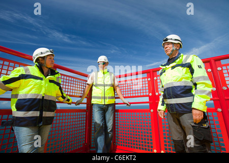 Lavoratori sull'heli pad sulla sommità di un 300 piedi di altezza della turbina eolica nel Walney offshore wind farm. Foto Stock