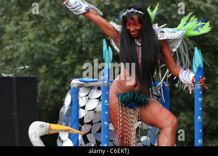 Attore saluta la folla al carnevale di Notting Hill, in Europa la più grande festival. Foto Stock