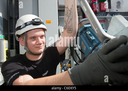 Un lavoratore messa in funzione di una turbina eolica sulla Walney offshore wind farm. Foto Stock