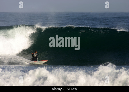 Surfer sull onda nelle fredde acque del Biobio Cile. Foto Stock