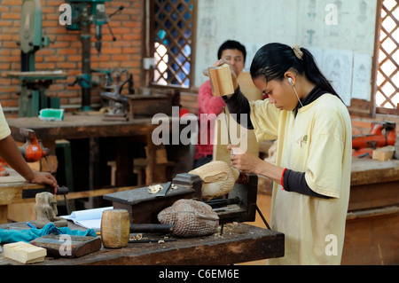 Donna carving carve fare fare di testa in pietra workshop siem reap cambogia artigiano artista negozio turistico memento gingillo holiday Foto Stock