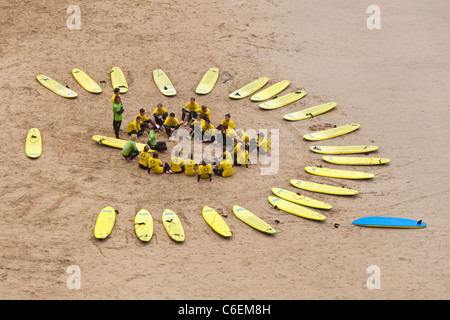 Scuola di surf sulla spiaggia di Newquay Cornwall Inghilterra GB UK EU Europe Foto Stock