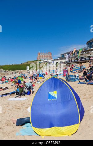 La folla di turisti su Fistral Beach Newquay Cornwall Inghilterra UK GB EU Europe Foto Stock