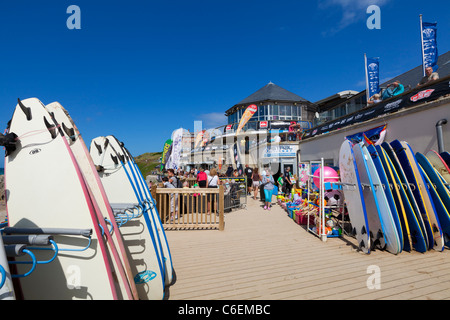 Tavole da surf e attrezzature da surf per la vendita o il noleggio Fustral Beach Newquay Inghilterra UK GB EU Europe Foto Stock