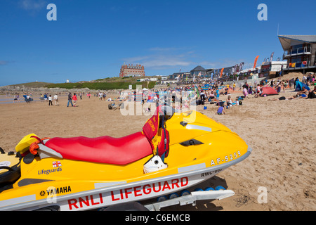 Jetski RNLI lifeguard veicolo di soccorso fistral beach Newquay Cornwall Inghilterra REGNO UNITO Foto Stock