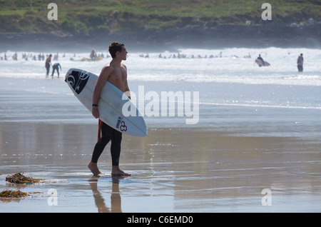 Fistral Beach surfers entrata in acqua Newquay Cornwall Inghilterra UK GB UE Inghilterra Foto Stock