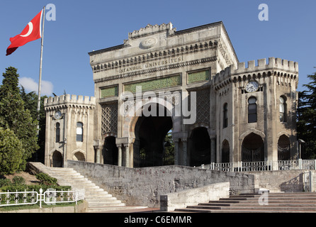 Ingresso principale all'Università di Istanbul sulla Piazza Beyazit Foto Stock