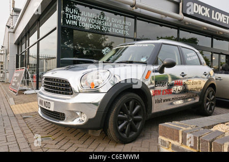 Una BMW MINI Countryman dipinta con altamente riflettente argento vernice speculare al di fuori di un concessionario Foto Stock