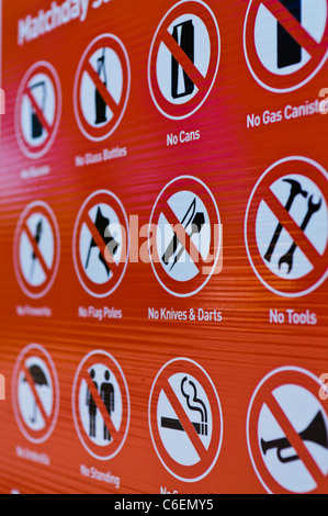 Elenco di oggetti vietati su una bacheca al di fuori dell'ingresso di uno stadio di calcio Foto Stock