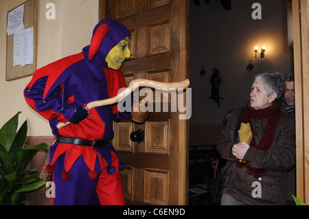 Maschera ' La la bottarga ' chiedendo l elemosina nella chiesa in RAZBONA Guadalajara . Spagna Foto Stock