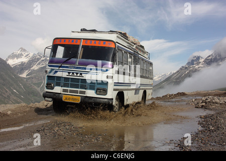 Bus indiano negozia il Rhotang pericolose passano in alta Himalaya sulla strada di Leh Ladakh India Foto Stock