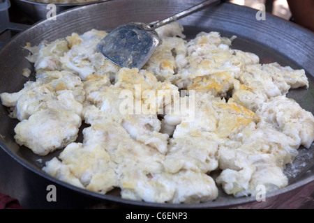 Uova di polpo fritte o Roe al Food Stall al mercato Chatachuk di Bangkok - un esempio dello strano o strano cibo mangiato dalle persone di tutto il mondo Foto Stock