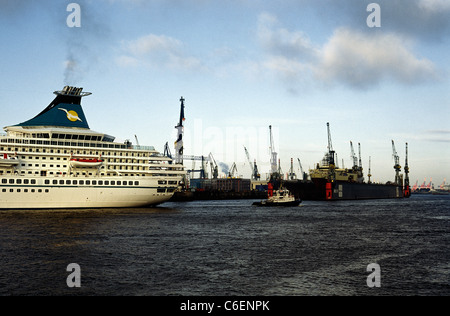 Nave da crociera MS Artania passa Blohm Voss+cantiere navale nel porto di Amburgo il suo primo giorno in servizio per il tedesco Phoenix Reisen. Foto Stock