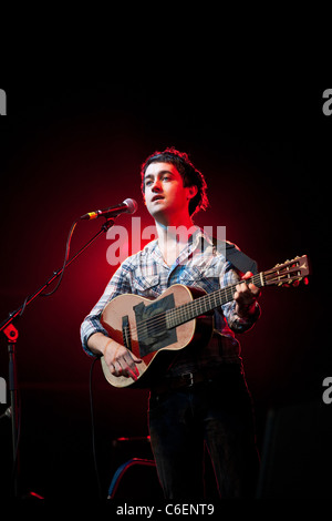 Gli abitanti del villaggio di eseguire al Green man Festival, Glanusk Park, Wales, Regno Unito Foto Stock