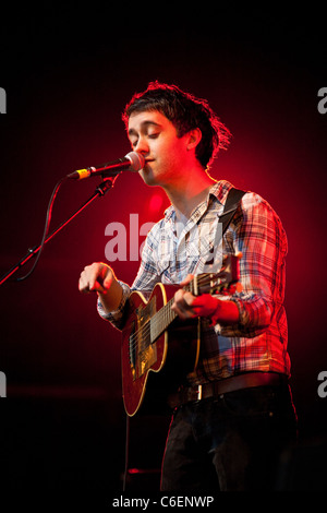 Gli abitanti del villaggio di eseguire al Green man Festival, Glanusk Park, Wales, Regno Unito Foto Stock