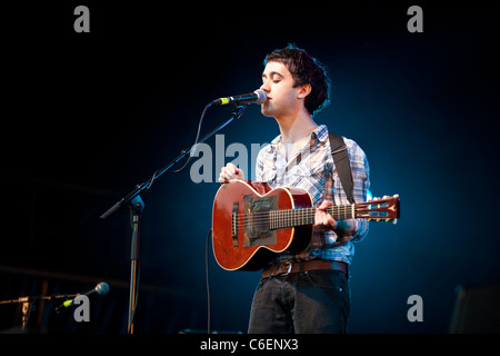 Gli abitanti del villaggio di eseguire al Green man Festival, Glanusk Park, Wales, Regno Unito Foto Stock