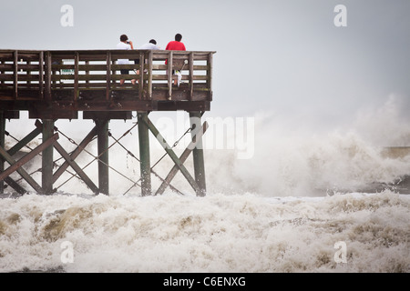 Gli astanti guardare la massiccia onde provocate dal passaggio dell uragano Irene il Agosto 26, 2011 a Isle of Palms, Carolina del Sud Foto Stock