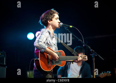 Gli abitanti del villaggio di eseguire al Green man Festival, Glanusk Park, Wales, Regno Unito Foto Stock