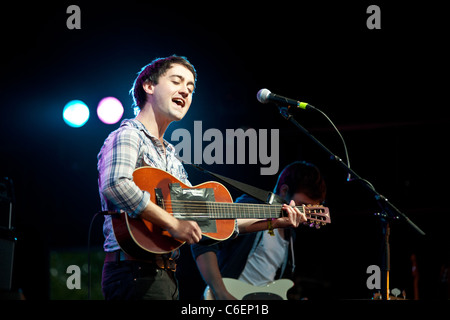 Gli abitanti del villaggio di eseguire al Green man Festival, Glanusk Park, Wales, Regno Unito Foto Stock