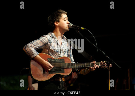 Gli abitanti del villaggio di eseguire al Green man Festival, Glanusk Park, Wales, Regno Unito Foto Stock