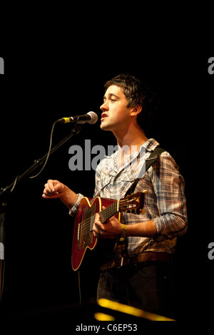 Gli abitanti del villaggio di eseguire al Green man Festival, Glanusk Park, Wales, Regno Unito Foto Stock