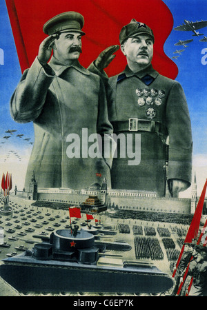 JOSEPH STALIN (sinistra) su un poster 1935 accanto al maresciallo Kliment Voroshilov è lodando il Soviet Red Army Foto Stock