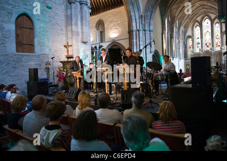 Le pietre miliari omaggio a Miles Davis concerto jazz in Brecon cattedrale durante Brecon Jazz Festival 2011 Foto Stock