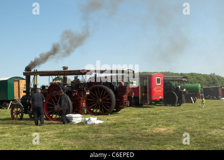 La mattina presto i preparativi in un veicolo a vapore Rally nel sud dell'Inghilterra. Foto Stock