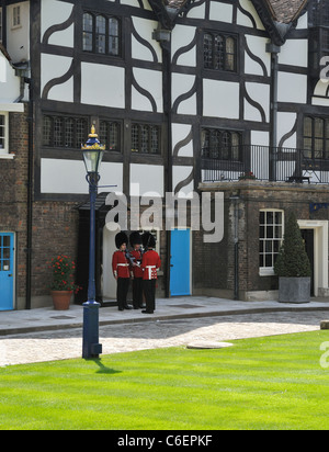 Cambiare la protezione presso la casa della regina, la Torre di Londra, Londra, Inghilterra 110709 39879 Foto Stock