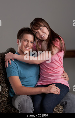 Ritratto di ragazzo adolescente abbracciando con la giovane donna, studio shot Foto Stock