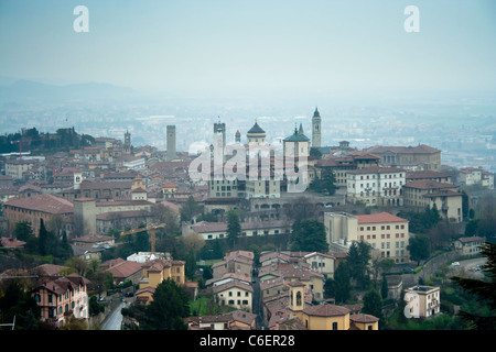 Città vecchia di Bergamo, Italia visto dalla collina sopra. Foto Stock