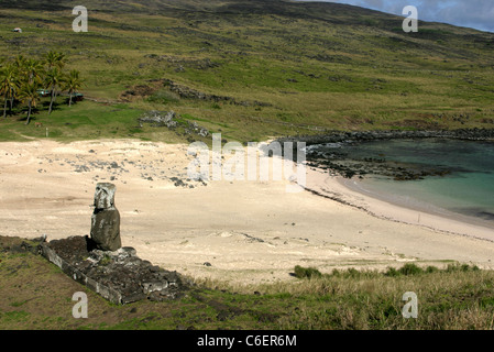 Ahu Huki maturi moai piattaforma. Spiaggia di Anakena, Rapa Nui, Isola di Pasqua, Valparaiso, Cile, Sud America Foto Stock
