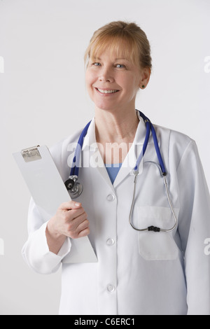 Ritratto di medico donna, studio shot Foto Stock
