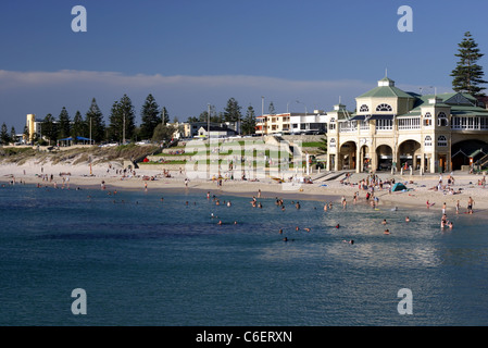 Folla estiva e la storica Indiana Teahouse e Cottesloe Beach. Perth, Australia occidentale, Australia, Oceania Foto Stock