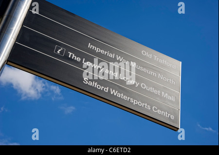 Segno indicante il modo per le varie località a Salford Quays vicino a Manchester Foto Stock
