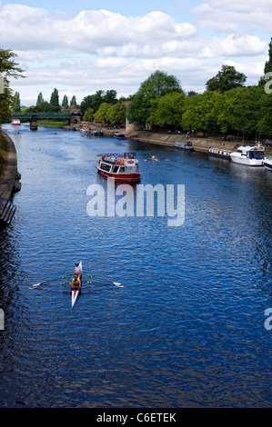 Imbarcazione da diporto e canoa sul fiume Ouse quando esso passa attraverso il centro della città di York, Inghilterra Foto Stock