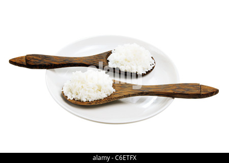 Cucchiai di legno con riso al vapore su piastra Foto Stock