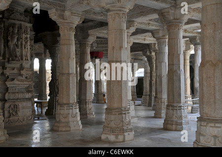 Interior Chaumukha Mandir tempio Jain Ranakpur Rajasthan in India Foto Stock