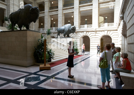 Tour con guida che mostra tour parte intorno all interno del Manitoba legislative building winnipeg Manitoba Canada Foto Stock