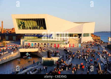 Museo di Liverpool si trova al Pier Head, Liverpool. Inaugurato in occasione del centenario della nascita del vicino iconico Royal Liver Building. Foto Stock