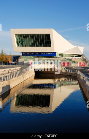 Museo di Liverpool si trova al Pier Head, Liverpool. Inaugurato in occasione del centenario della nascita del vicino iconico Royal Liver Building. Foto Stock