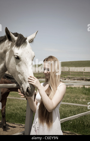 Portraite della ragazza attraente e cavallo. outdoor shot Foto Stock